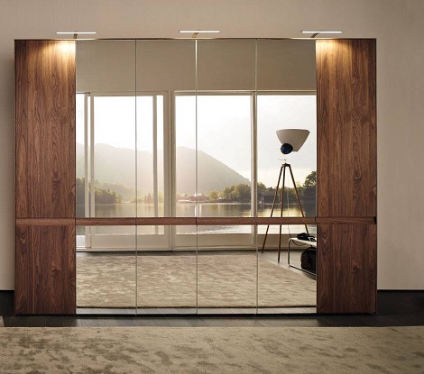 Hulsta draaideurkast LUNIS noten,6 deuren,glas,300 cm. breed,246 hoog,kastverlichting